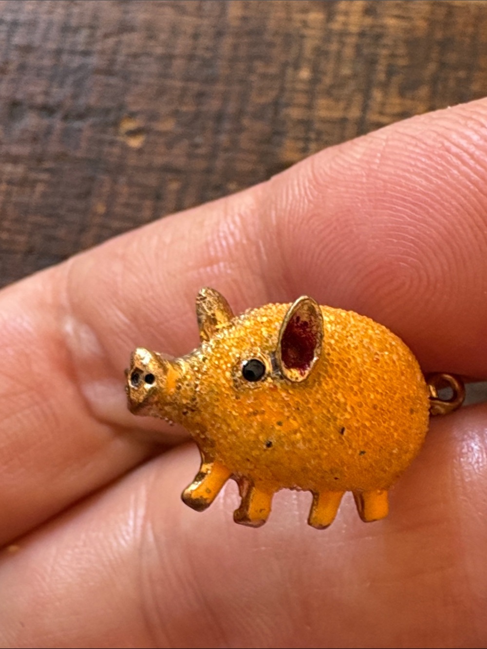 Adorable Vintage Yellow Textured Pig Pin/Brooch/Lapel Pin - Picture 4 of 6